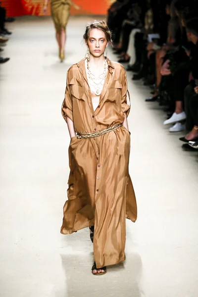 Alberta Ferretti desfile de moda —  Fotos de Stock