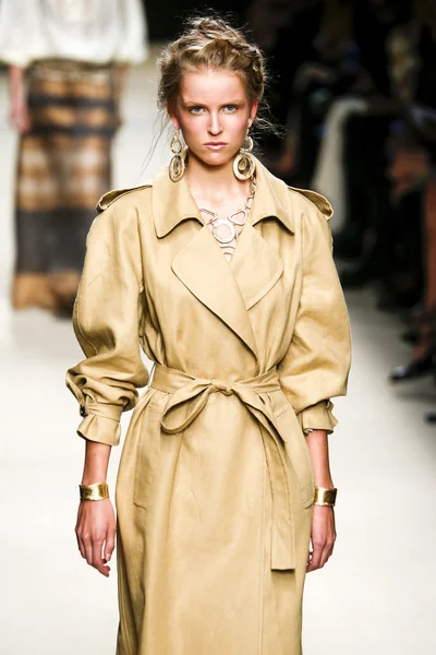 Alberta Ferretti defile