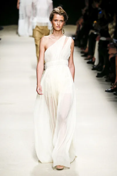 Alberta Ferretti fashion show — Stock Photo, Image