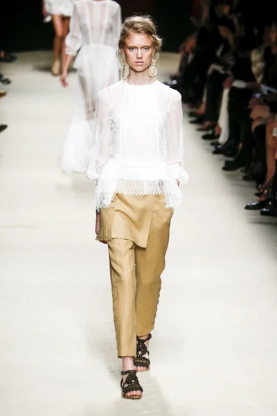 Alberta Ferretti modeshow — Stockfoto