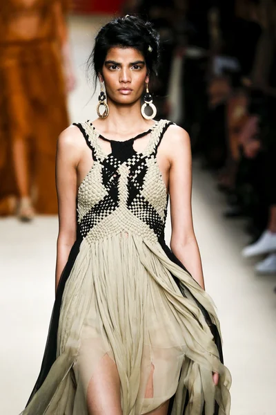 Alberta Ferretti fashion show — Stock Photo, Image