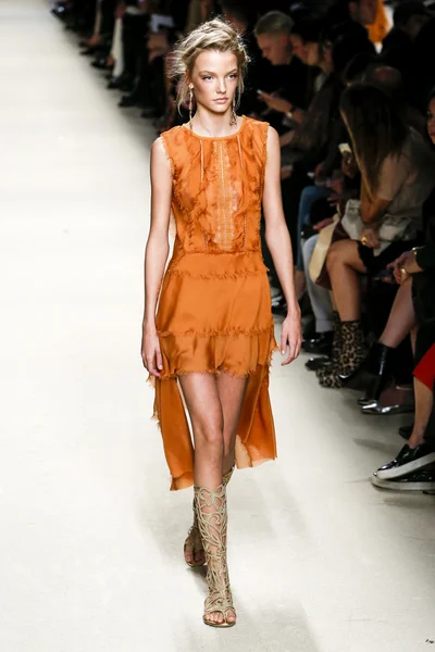 Alberta Ferretti fashion show — Stock Photo, Image