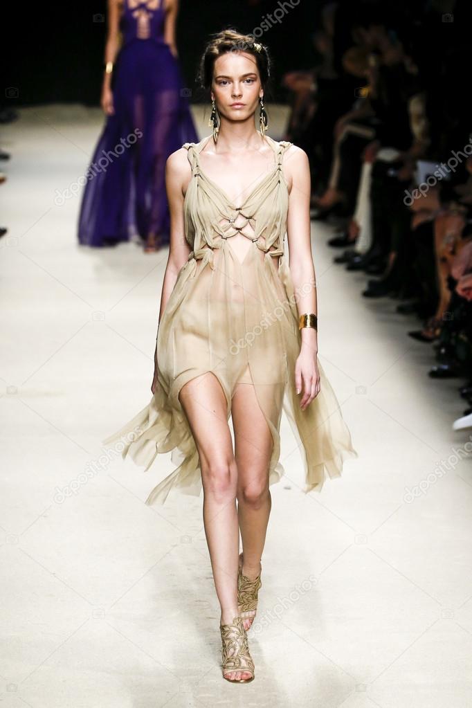 Alberta Ferretti show quasar as