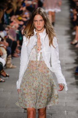 Felsefe di Lorenzo Serafini gösteri