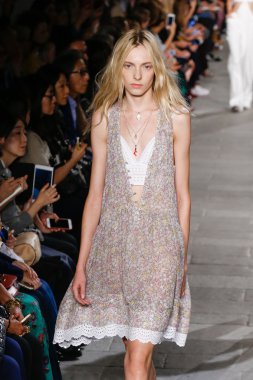 Felsefe di Lorenzo Serafini gösteri