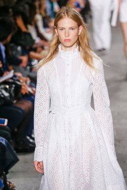 Felsefe di Lorenzo Serafini gösteri