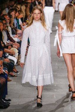 Felsefe di Lorenzo Serafini gösteri