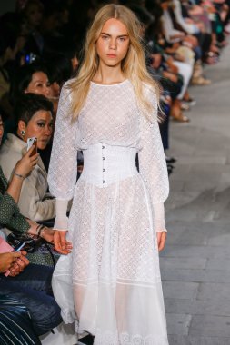 Felsefe di Lorenzo Serafini gösteri