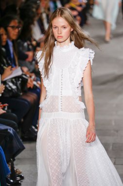 Felsefe di Lorenzo Serafini gösteri