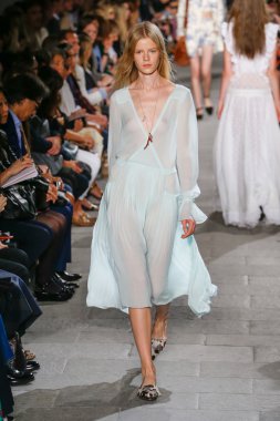 Felsefe di Lorenzo Serafini gösteri