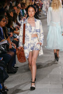 Felsefe di Lorenzo Serafini gösteri