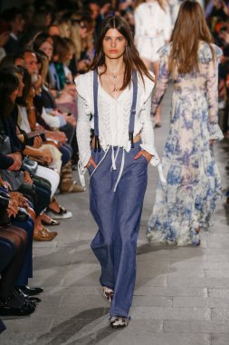 Felsefe di Lorenzo Serafini gösteri