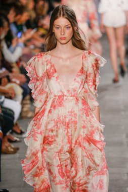 Felsefe di Lorenzo Serafini gösteri