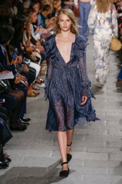 Felsefe di Lorenzo Serafini gösteri