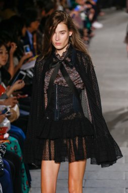 Felsefe di Lorenzo Serafini gösteri