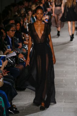 Felsefe di Lorenzo Serafini gösteri