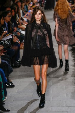 Felsefe di Lorenzo Serafini gösteri