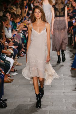 Felsefe di Lorenzo Serafini gösteri