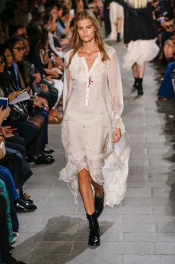 Felsefe di Lorenzo Serafini gösteri