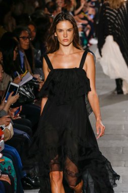 Felsefe di Lorenzo Serafini gösteri