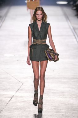 Versace moda defilesi