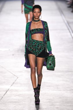Versace moda defilesi