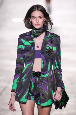 Versace moda defilesi