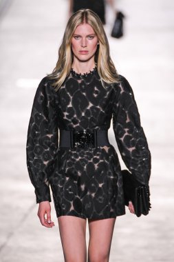 Versace moda defilesi