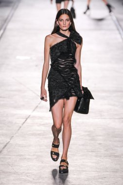 Versace moda defilesi