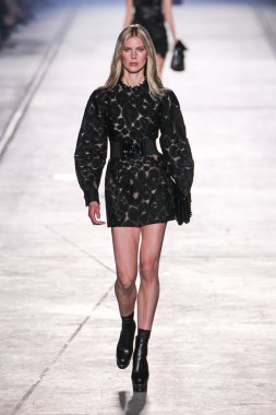 Versace moda defilesi