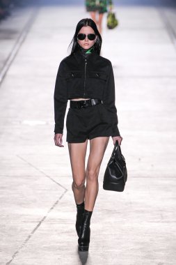 Versace moda defilesi