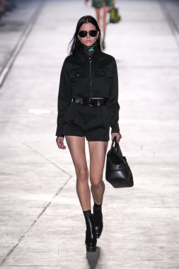 Versace moda defilesi