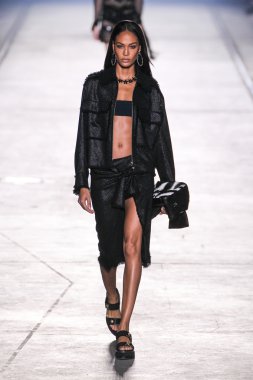 Versace moda defilesi