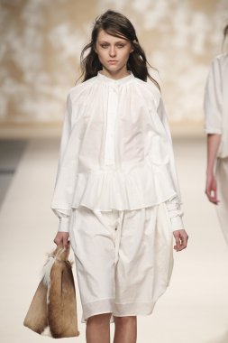 Simonetta Ravizza gösteri