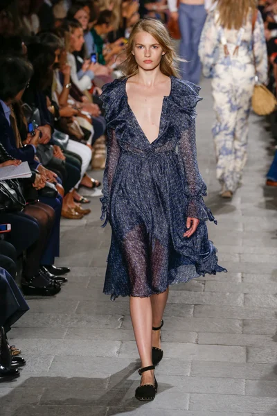 Felsefe di Lorenzo Serafini gösteri