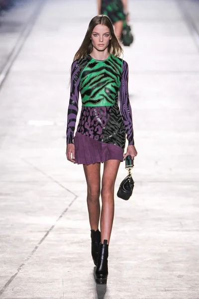 Versace sfilata di moda — Foto Stock