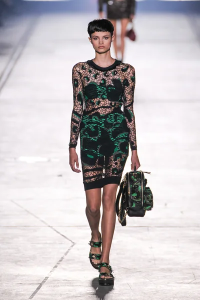 Versace sfilata di moda — Foto Stock