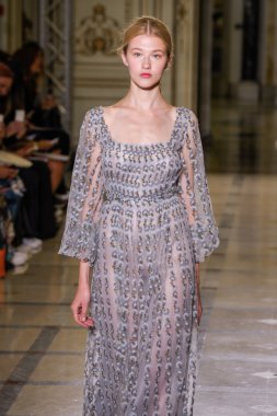 Luisa Beccaria defile