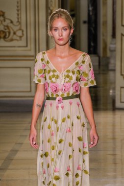 Luisa Beccaria defile