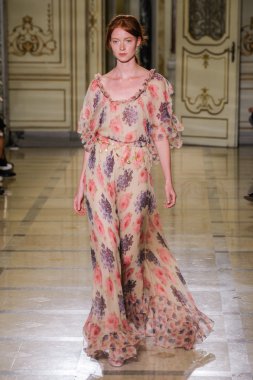 Luisa Beccaria defile