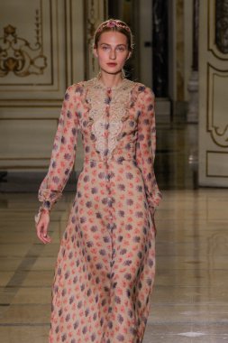 Luisa Beccaria defile