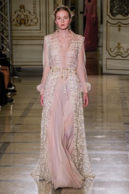 Luisa Beccaria defile