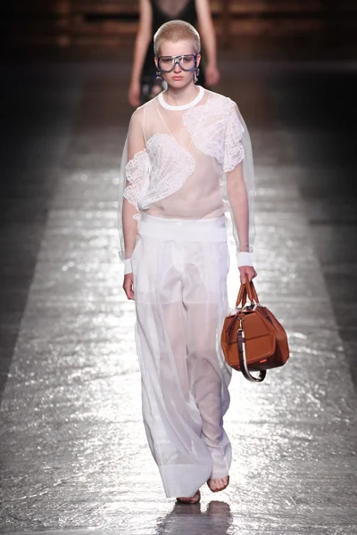 Emilio Pucci gösteri