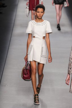 Fendi moda defilesi