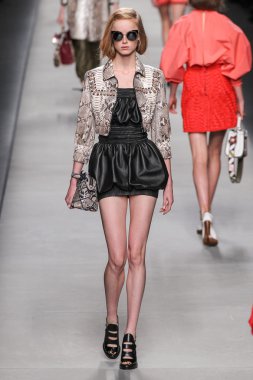 Fendi moda defilesi