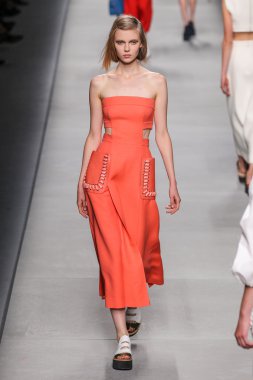 Fendi moda defilesi
