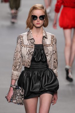Fendi moda defilesi
