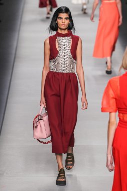 Fendi moda defilesi