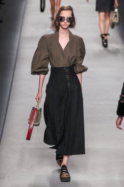 Fendi moda defilesi
