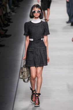 Fendi moda defilesi